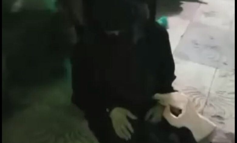امرأة تسقط جوعاً في صنعاء.. والمليشيا تنفق الملايين على طلاء الجدران 1 امرأة تسقط جوعاً في صنعاء.. والمليشيا تنفق الملايين على طلاء الجدران