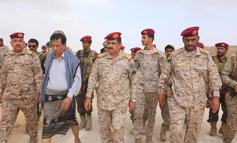 من محور الغيضة.. وزير الدفاع يتعهد بالوفاء لتضحيات الشهداء حتى تحقيق النصر 1 من محور الغيضة.. وزير الدفاع يتعهد بالوفاء لتضحيات الشهداء حتى تحقيق النصر