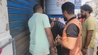 صناعة المنصورة بعدن تواصل حملتها الرقابية لضبط الأسعار وتغلق عدد من المحلات المخالفة