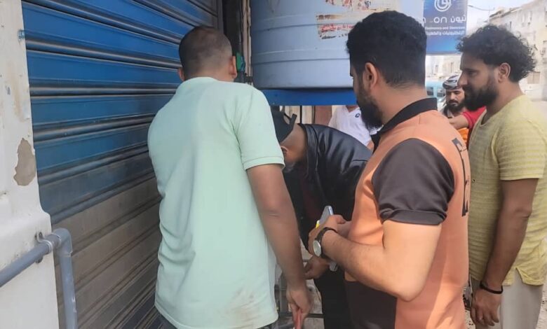 صناعة المنصورة بعدن تواصل حملتها الرقابية لضبط الأسعار وتغلق عدد من المحلات المخالفة 1 صناعة المنصورة بعدن تواصل حملتها الرقابية لضبط الأسعار وتغلق عدد من المحلات المخالفة