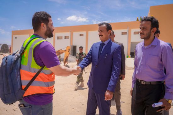 تشغيل ناجح لمحطة الطاقة الشمسية في شبوة والمحافظ يبدي ارتياحه ويشيد بالدعم الإماراتي 1 تشغيل ناجح لمحطة الطاقة الشمسية في شبوة والمحافظ يبدي ارتياحه ويشيد بالدعم الإماراتي