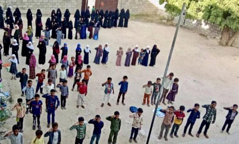 مليشيا الحوثي تجبر طلاب الثانوية بالبيضاء على التدريب العسكري وتعتقل الرافضين