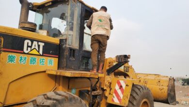 بدء أعمال توسعة وتنظيف المكب في مديرية الخوخة بالحديدة