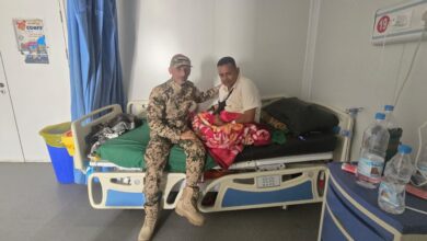 العميد زايد منصر يتفقد حالة الصحفي مجاهد القب ويشيد بدوره في فضح جرائم الحوثيين