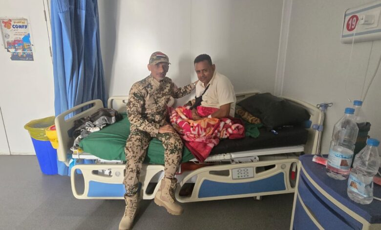 العميد زايد منصر يتفقد حالة الصحفي مجاهد القب ويشيد بدوره في فضح جرائم الحوثيين 1 العميد زايد منصر يتفقد حالة الصحفي مجاهد القب ويشيد بدوره في فضح جرائم الحوثيين