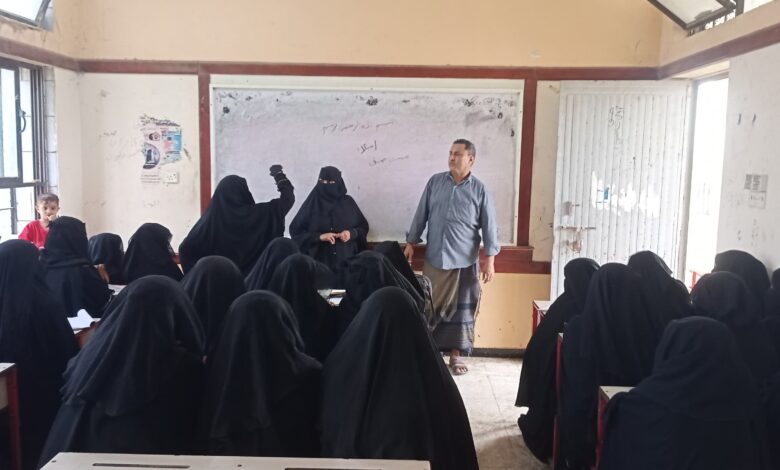 نائب مدير محو الأمية بالحديدة يتفقد مراكز تعليم الكبار في الخوخة 1 نائب مدير محو الأمية بالحديدة يتفقد مراكز تعليم الكبار في الخوخة