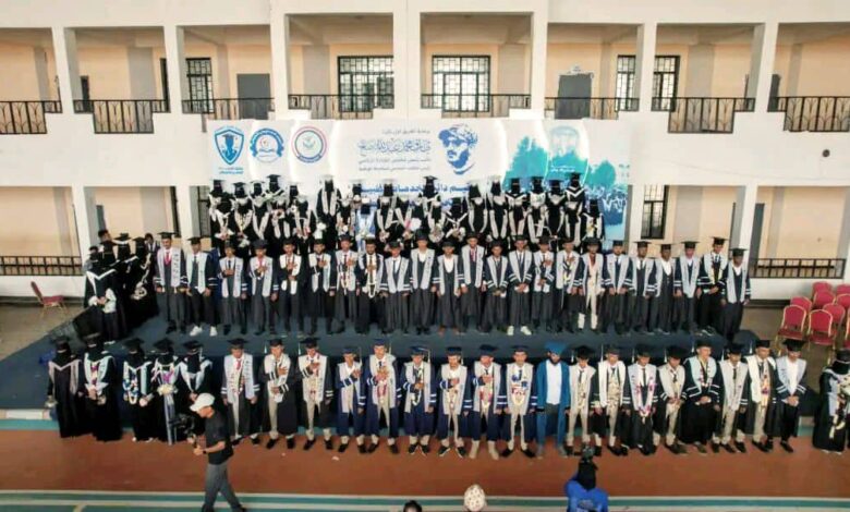 المخا تحتفل بتخرج أول دفعة من المعهد الطبي
