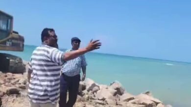 الحديدة.. عليان والحيمي يتفقدان مشروع كاسر الأمواج في ميناء الاصطياد بالخوخة