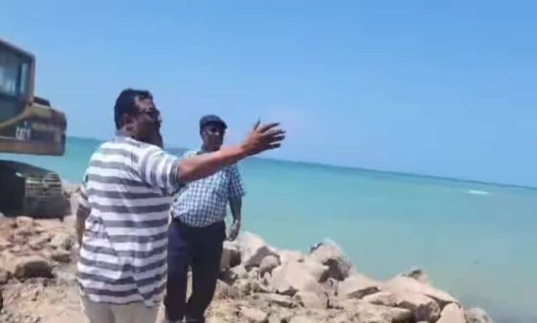 الحديدة.. عليان والحيمي يتفقدان مشروع كاسر الأمواج في ميناء الاصطياد بالخوخة