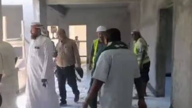 الحيمي وعليان يتفقدان العمل في مشروع الطابق الثاني لمركز الأمومة والطفولة في الخوخة