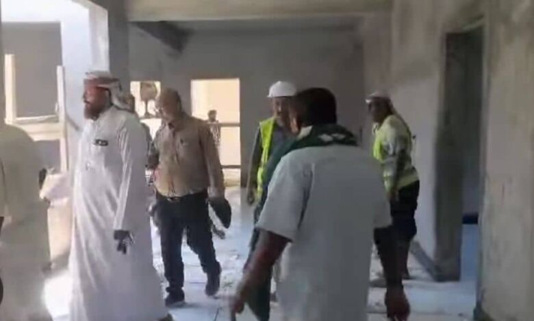 الحيمي وعليان يتفقدان العمل في مشروع الطابق الثاني لمركز الأمومة والطفولة في الخوخة 1 الحيمي وعليان يتفقدان العمل في مشروع الطابق الثاني لمركز الأمومة والطفولة في الخوخة