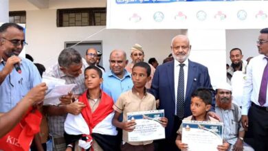 محافظ الحديدة يطلق مشروع دعم طلاب مدرسة حمزة بالزي والحقائب المدرسية