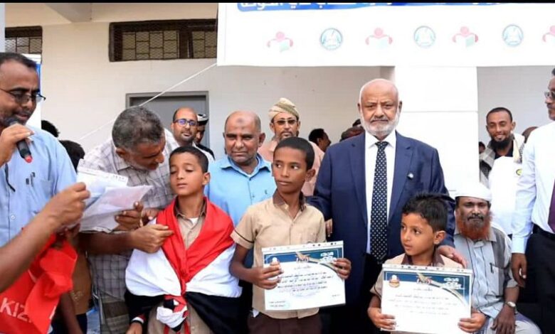 محافظ الحديدة يطلق مشروع دعم طلاب مدرسة حمزة بالزي والحقائب المدرسية