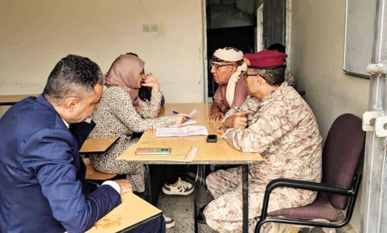 اللجنة الوطنية للتحقيق تناقش في تعز أوضاع المحتجزين مع الاستخبارات العسكرية
