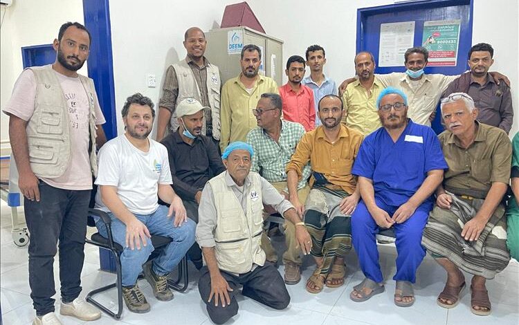 المخا.. اختتام المخيم المجاني لجراحة العيون بإجراء أكثر من 500 عملية جراحية