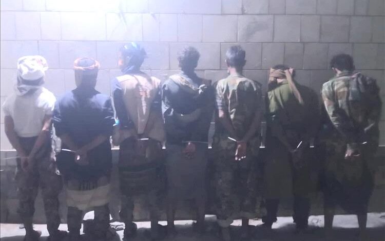 أبين.. اعتقال قائد نقطة أمنية وعدد من أفراده بعد تورطهم بجبايات غير قانونية 1 أبين.. اعتقال قائد نقطة أمنية وعدد من أفراده بعد تورطهم بجبايات غير قانونية