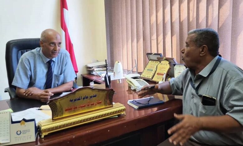 مدير المخا يبحث مع صندوق صيانة الطرق خطة تطوير محطة الميزان المحوري في المديرية