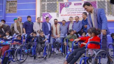 شبوة.. بن الوزير يطلق توزيع 442 كرسياً متحركاً للأطفال ذوي الإعاقة بدعم من «هيومن أبيل»