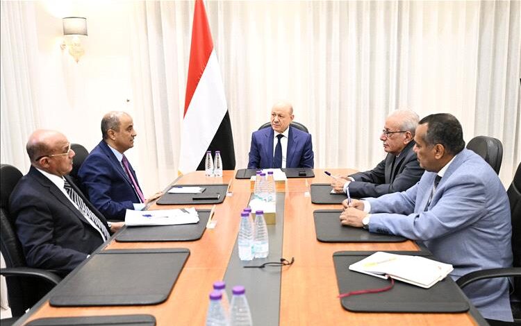 العليمي يشدّد على الالتزام الصارم بتوريد الإيرادات إلى الحساب العام ومنع اي تدخلات مخالفة 1 العليمي يشدّد على الالتزام الصارم بتوريد الإيرادات إلى الحساب العام ومنع اي تدخلات مخالفة