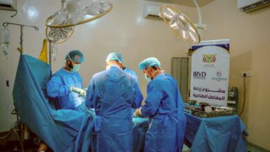 هيئة مستشفى مأرب تختتم المرحلة الرابعة من مشروع المفاصل الصناعية بـ96 عملية ناجحة