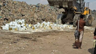 عدن.. نيابة الصناعة والتجارة تتلف 18 طناً من المواد الغذائية الفاسدة