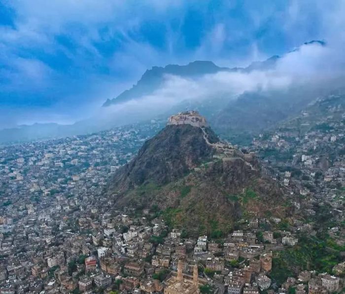 قيادي حوثي يقتحم قرى غرب تعز ويعتدي على النساء