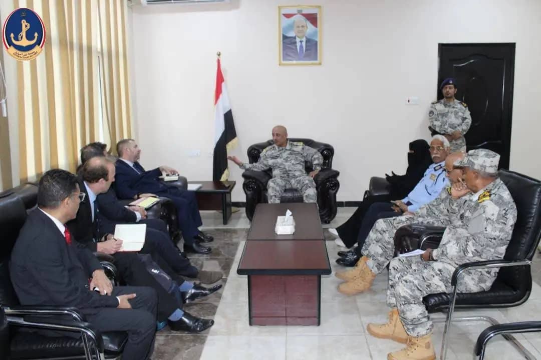 اللواء القملي يبحث مع كبير المستشارين العسكريين البريطانيين للشرق الأوسط تعزيز تعاون الأمن البحري