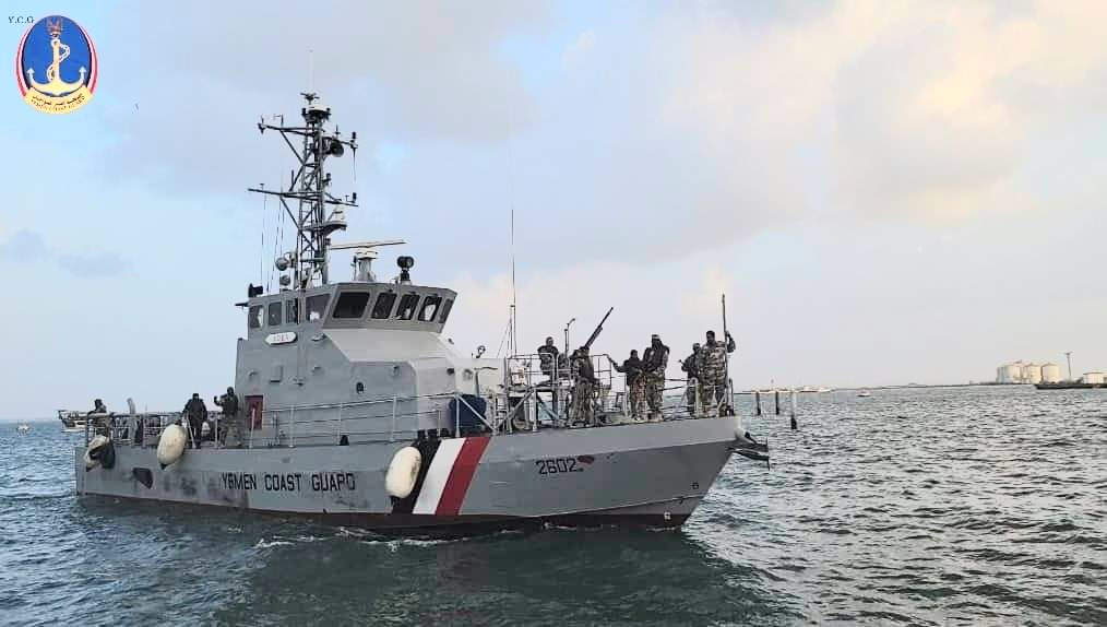 خفر السواحل اليمنية: سفينة تجارية تطلق النار على صيادين قبالة باب المندب