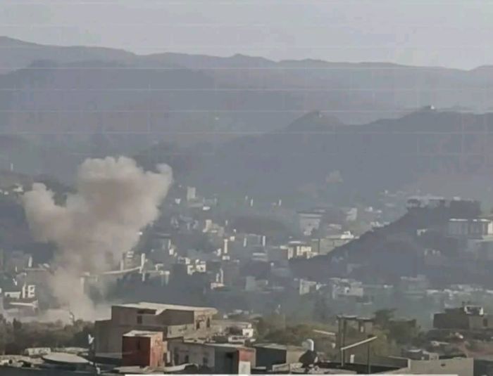 مليشيا الحوثي تقصف أحياء سكنية في تعز والمدنيون تحت النيران