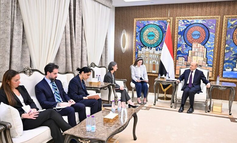 خلال لقائه سفراء فرنسا وبريطانيا وأمريكا.. العليمي يؤكد أن المعركة المصيرية ضد الحوثيين والإرهاب 1 خلال لقائه سفراء فرنسا وبريطانيا وأمريكا.. العليمي يؤكد أن المعركة المصيرية ضد الحوثيين والإرهاب