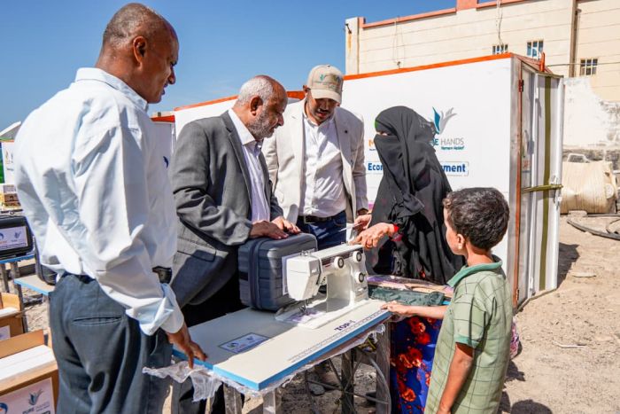 الحديدة.. المحافظ يدشن مشروعاً اقتصادياً لدعم ذوي الإعاقة في الخوخة وحيس