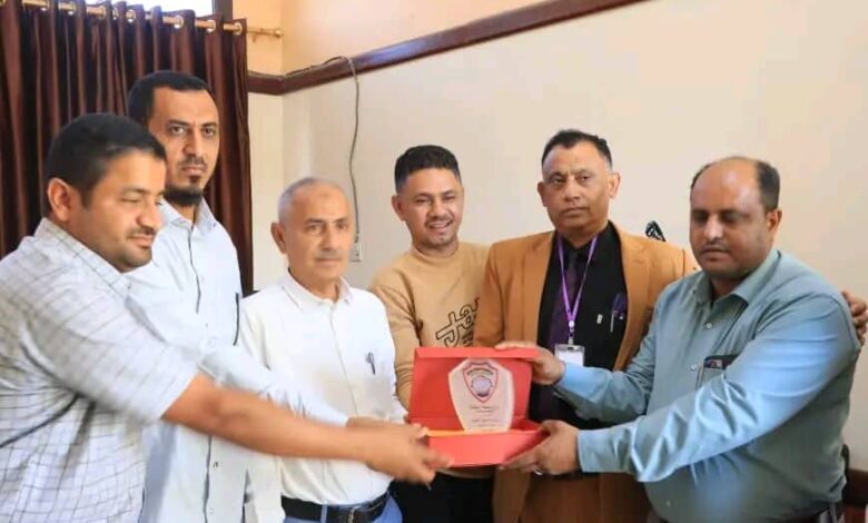 جامعة الحديدة تكرم مؤسسة طيبة التنموية لدعم تدريب الطلاب الطبيين بالخوخة 1 جامعة الحديدة تكرم مؤسسة طيبة التنموية لدعم تدريب الطلاب الطبيين بالخوخة