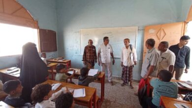 مدير تربية الحديدة يتفقد العملية التعليمية بمديرية حيس