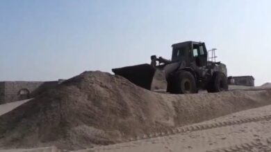 بدعم من قيادة محور الحديدة.. طريق الحيمة الساحلية يعود للخدمة بعد إزاحة الرمال