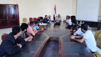اجتماع في المخا يؤكد الالتزام بتوجيهات البنك المركزي لضبط السوق المالي