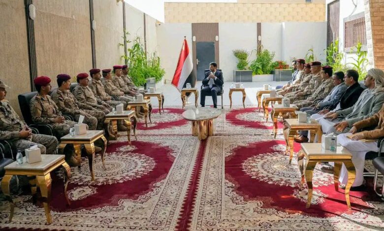 العليمي يلتقي قيادات عسكرية لمناقشة الجاهزية والمعركة مع الحوثيين 1 العليمي يلتقي قيادات عسكرية لمناقشة الجاهزية والمعركة مع الحوثيين