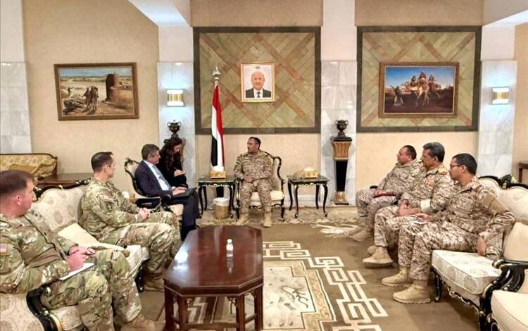 بن عزيز يبحث مع سفراء أمريكا وبريطانيا تعزيز التعاون العسكري والأمني في اليمن