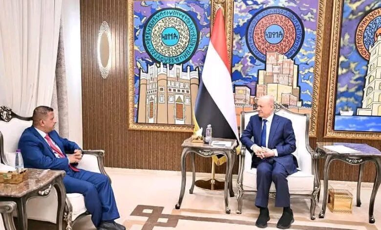 رئيس مجلس القيادة يحذر من استنساخ انتهاكات المليشيات الحوثية بحق الصحفيين والحريات العامة 1 رئيس مجلس القيادة يحذر من استنساخ انتهاكات المليشيات الحوثية بحق الصحفيين والحريات العامة