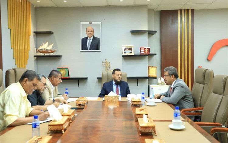 محافظ عدن يبحث مع هيئة المواصفات تعزيز الرقابة على الأسواق
