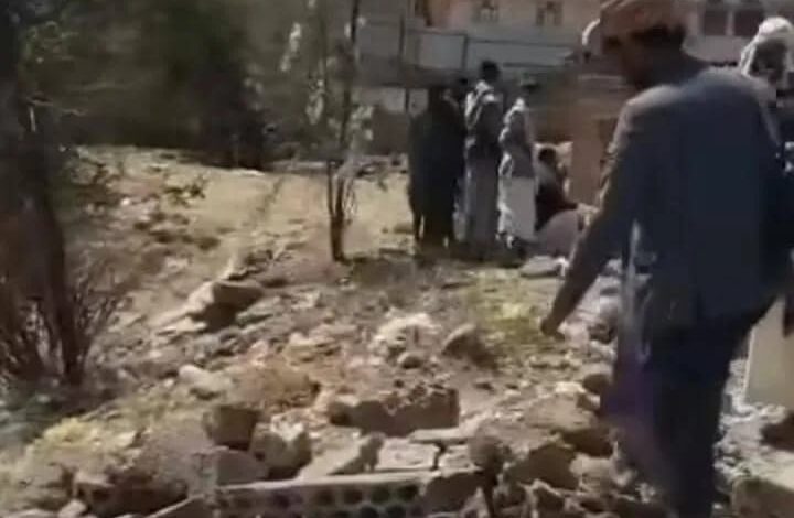 صنعاء.. قيادية حوثية تطوق أرض شيخ قبلي بارز بقوة السلاح