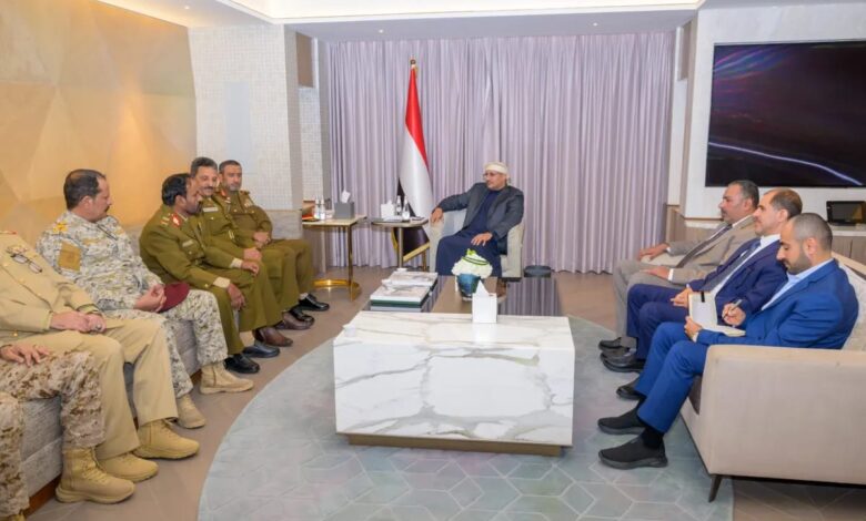 طارق صالح يبحث مستجدات الجبهات ويشدد على رفع الجاهزية 1 طارق صالح يبحث مستجدات الجبهات ويشدد على رفع الجاهزية