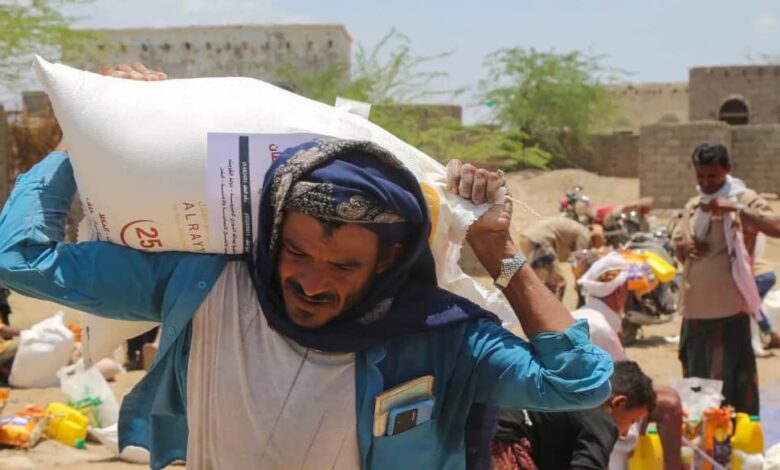 مركز اقتصادي يحذر من تفاقم الأزمة الإنسانية والاقتصادية في مناطق سيطرة الحوثي 1 مركز اقتصادي يحذر من تفاقم الأزمة الإنسانية والاقتصادية في مناطق سيطرة الحوثي
