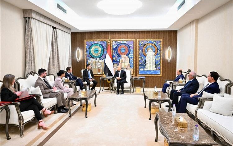 العليمي يبحث مع وزير الدولة البريطاني تعزيز التعاون ودعم الاستقرار في اليمن