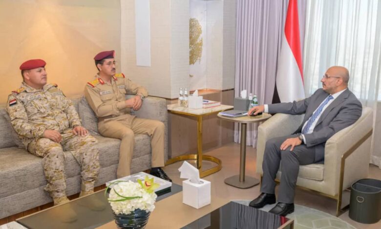 طارق صالح لوزير الدفاع: الأولوية لتوحيد البندقية ورص الصفوف لاستعادة الدولة 1 طارق صالح لوزير الدفاع: الأولوية لتوحيد البندقية ورص الصفوف لاستعادة الدولة