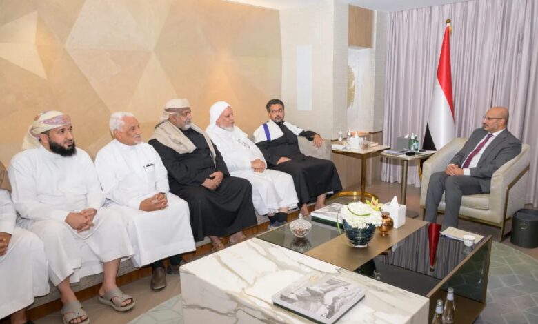 خلال لقائه مشايخ وأعيان حضرموت.. طارق صالح يشيد بدور المحافظة التاريخي في ترسيخ الدولة