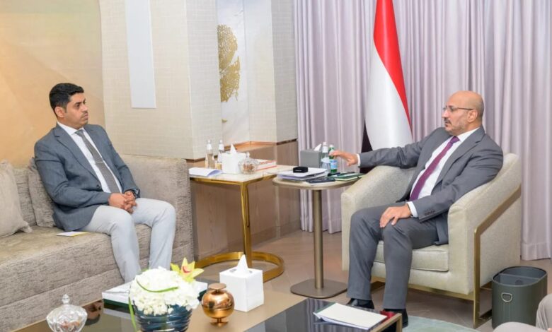 طارق صالح يشدد على توثيق جرائم مليشيا الحوثي وعرضها أمام الهيئات الدولية