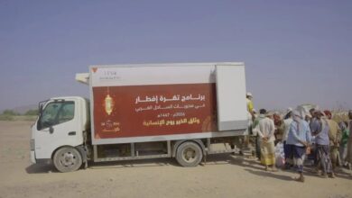 خلية الأعمال الإنسانية توزع التمور على نازحي "حيس"