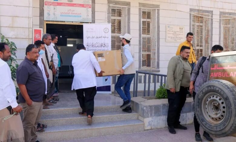 المقاومة الوطنية تسلم أجهزة فحص دم حديثة لمركزي الجمعة والنجيبة في ريف المخا