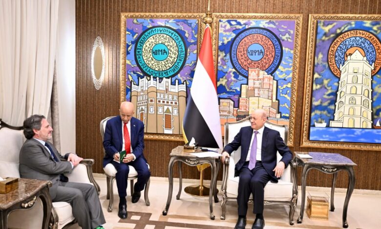 العليمي: لا عملية سياسية دون نزع سلاح المليشيات وتفكيك البنى العسكرية الموازية 1 العليمي: لا عملية سياسية دون نزع سلاح المليشيات وتفكيك البنى العسكرية الموازية