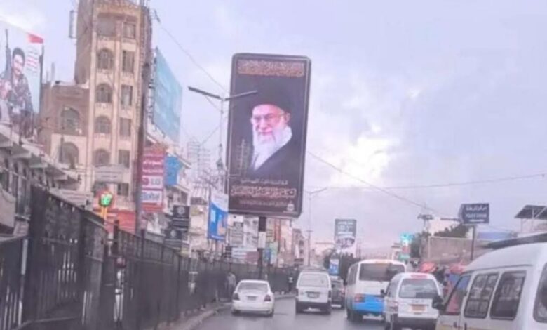 صنعاء.. "زينبيات الحوثي" يطردن نساء فقيرات من أسفل صورة علي خامنئي 1 صنعاء.. "زينبيات الحوثي" يطردن نساء فقيرات من أسفل صورة علي خامنئي